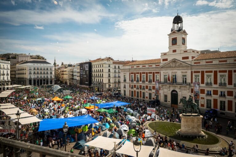 Acampada en Sol contra los desahucios, en directo | Miles de personas se reúnen en Sol durante el primer día de una acampada ya consolidada