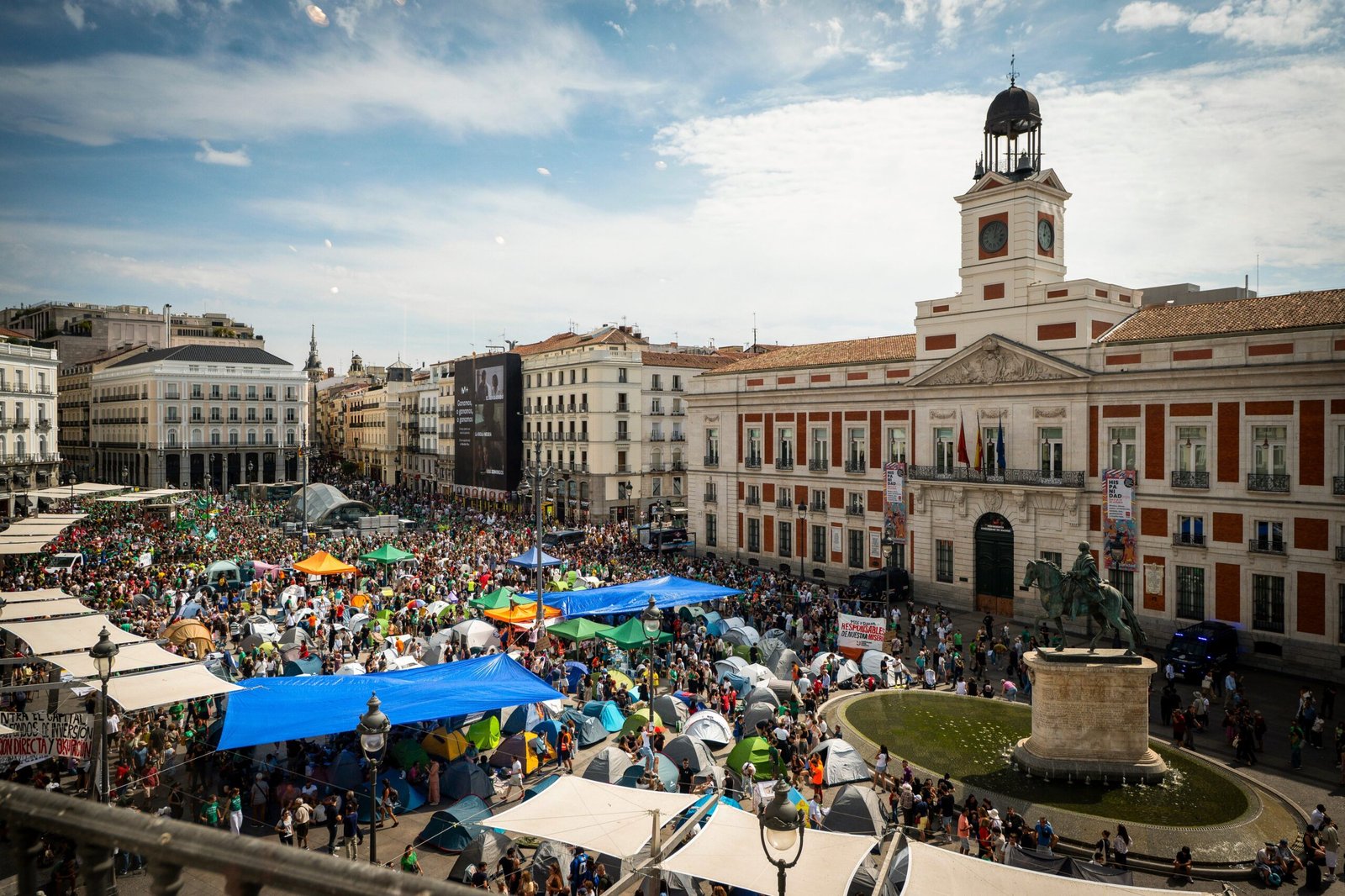 Acampada en Sol contra los desahucios, en directo | Miles de personas se reúnen en Sol durante el primer día de una acampada ya consolidada
