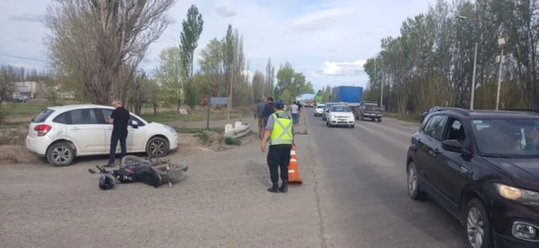 Cipolletti: choque entre una moto y un auto dejó dos jóvenes heridos