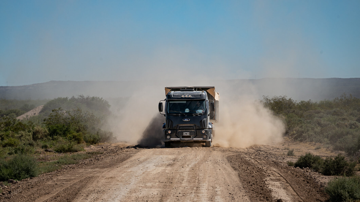 Colapso en las rutas: las tres alternativas que evalúa Vaca Muerta para mover arena