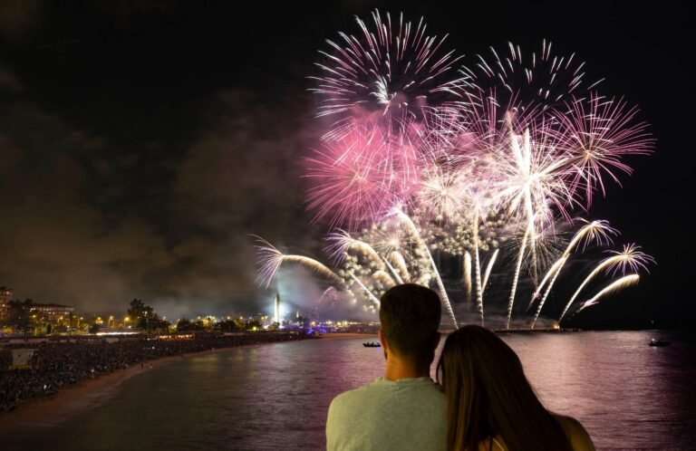 El piromusical pone el broche a La Mercè, una fiesta mayor que mueve a un millón de personas
