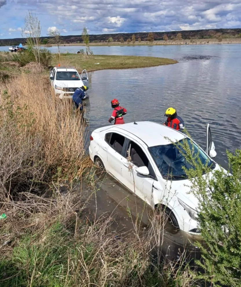 Encontraron un Fiat Cronos a orillas del río en Senillosa