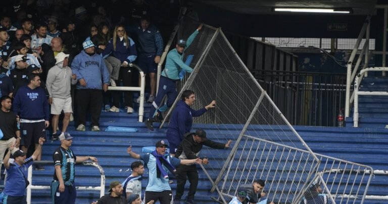 Incidentes en la previa de Boca – Racing por Copa Argentina: los hinchas de la Academia se enfrentaron con la policía y explotó el "Chiqui Tapia botón…"