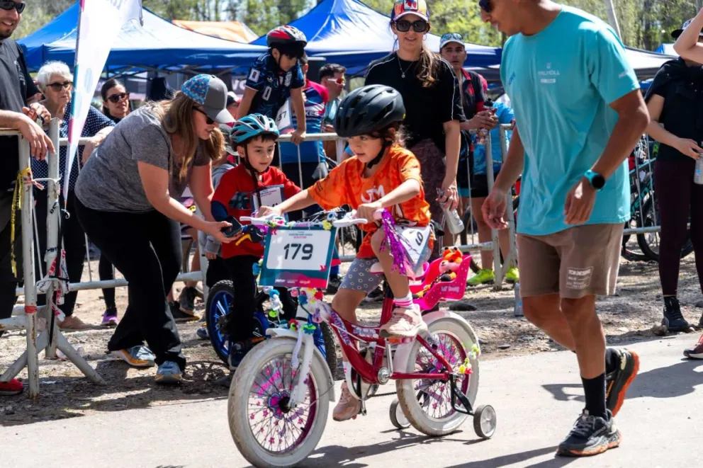 Más de 300 atletas y una multitud acompañaron el Duatlón de Plottier