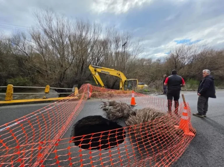 San Martín de los Andes: trabajan en el puente de la Ruta 48 tras el hundimiento
