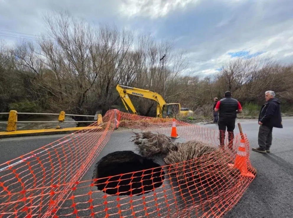 San Martín de los Andes: trabajan en el puente de la Ruta 48 tras el hundimiento