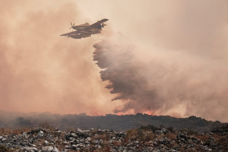 Un incendio obliga a confinar dos poblaciones de Málaga y amenaza al Parque Nacional Sierra de las Nieves