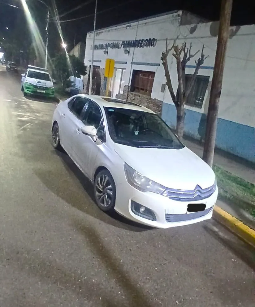 Una alerta por una patente permitió interceptar un auto buscado en Fernández Oro