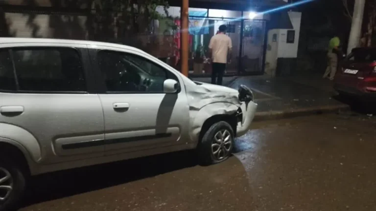Una camioneta chocó a tres autos estacionados en el barrio San Pablo de Cipolletti