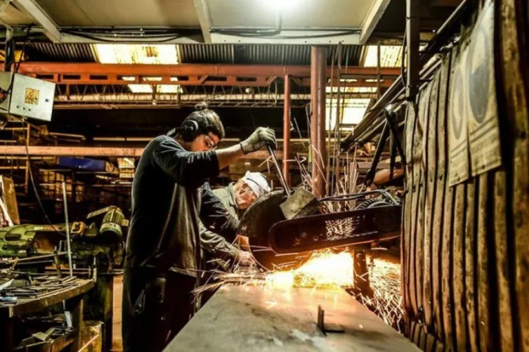 Una metalúrgica apagó su último horno y ofreció restos de bronce a sus empleados por sueldos adeudados