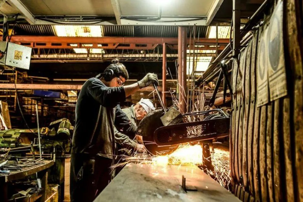 Una metalúrgica apagó su último horno y ofreció restos de bronce a sus empleados por sueldos adeudados
