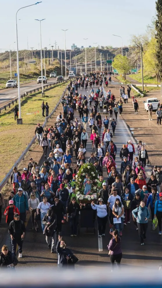 Una multitud llegó a Centenario para acompañar a la Virgen de Luján