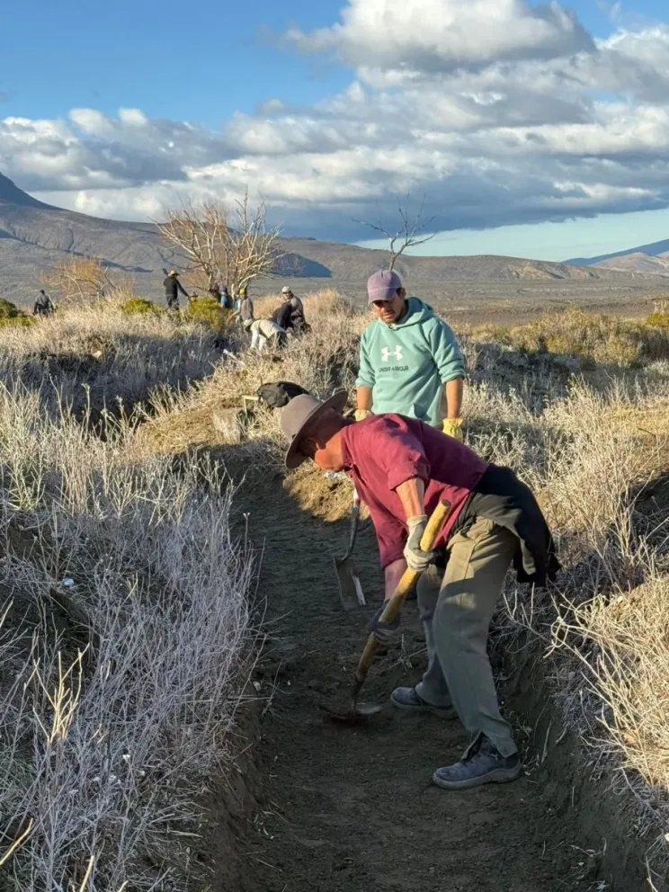 Unos 50 regantes se reunieron para limpiar los canales de riego en Tricao Malal
